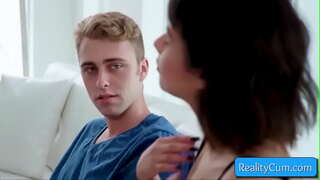 Baxın, bu cutie esmer-yeniyetmə sucks böyük üzvü və dərindən narahat edir barmaqları ilə öz пизду