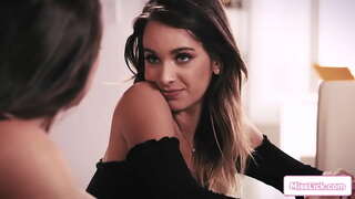 Грудастая доминирующая босс хочет увидеть сиськи своих темнокожих сотрудниц, если она хочет сохранить свою работу. Она ставит ее на колени, чтобы лизать ее киску. Грудастая доминирующая босс хочет увидеть сиськи своих темнокожих сотрудниц, если она хочет сохранить свою работу. Она ставит ее на колени, чтобы лизать ее киску.