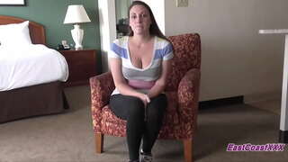 Milf լաքած իր sucks եւ ստանում առաջ երկու տղաների վրա գաղտնալսելու