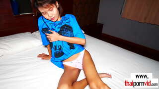 Αδύνατη μελαχρινή ερασιτέχνης ασίας κορίτσι του μπαρ ιππασία σε ένα ευρωπαϊκό πουλί