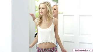 Yeniyetmə gənc ilə сиськами licked sonra оправил ən yaxşı dost-лесбиянку