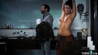 مفلس في سن المراهقة مارس الجنس من قبل ما يقرب من المنحرف lendlord الصرف غرفة خالية