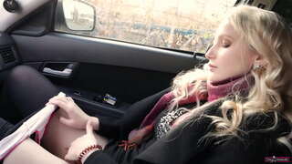 ���ិស្សស្រីស្រែកឮដូចជានាង cums បន្ទាប់ពីម្រេចរបស់នាង pussy។