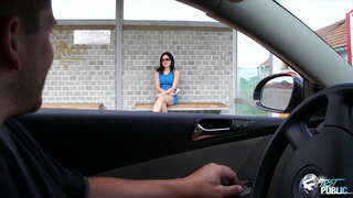 Βρώμικο φίλε πάρει μοναχική μωρό στο σταθμό των λεωφορείων, δείχνοντάς της πόσο cool είναι δημόσια σκατά στη φύση