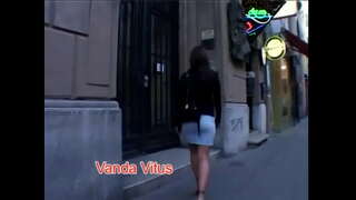 Buhok nga katahum Sarah Asul nga uban sa natural nga atngal nagasakay manok diha sa tanan nga mga posisyon