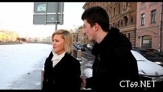 Ισχυρό φίλε κτυπήματα ζεστό μέλι