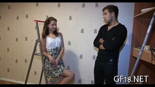 Lad суудаг болон stares