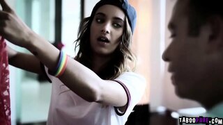 Chad, elinde bulunan ailenin evine girdi ve içeri girdiğini duydu