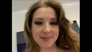 Sexy babe cu ceapa fundul iubește pentru a suge pula si se fute sex stilul cainelui