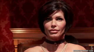 Fantastiska stora bröst blond MILF Cherie Deville suger stor kuk och sedan knullar honom medan brunett MILF Shay Fox dela honom och suga på den Övre Våningen fest